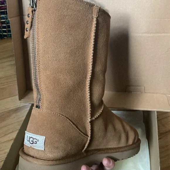Good used condition UGG Classic Short - Picture 5 of 10
